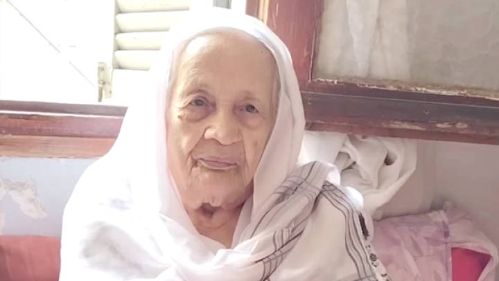 "يما خيرة".. أنامل من صوف وقلب لا يشيخ بالعطاء