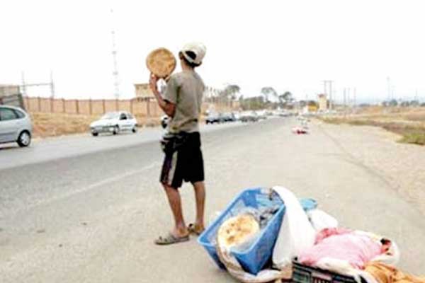 أطفال يبيعون "المطلوع" و"الهندي" والذرة المشوية