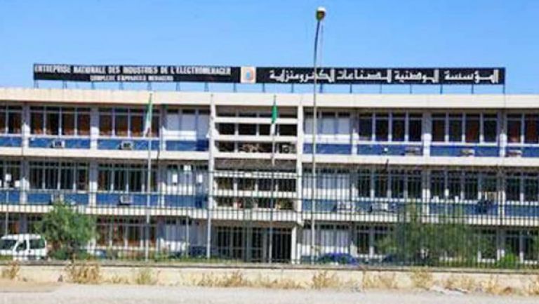 عمّال مصنع “أونيام” يعتصمون أمام مقر الولاية
