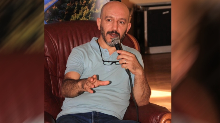 الذكاء الاصطناعي أداة صمّاء لا تعوِّض صدق الخشبة