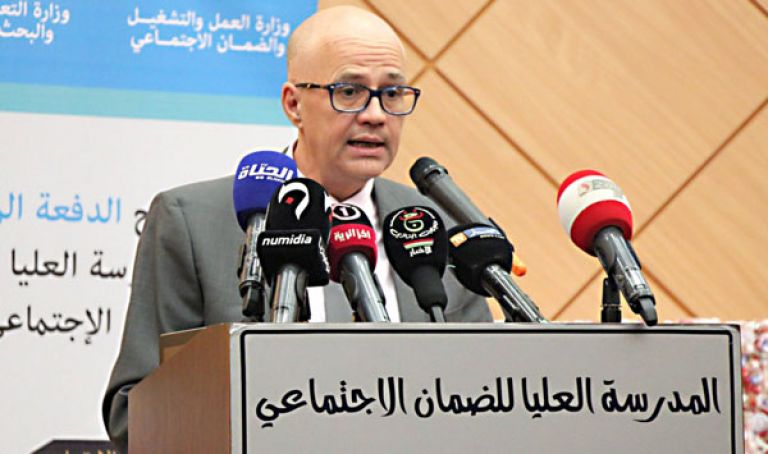 تيجاني يشدد على التسهيلات الإدارية والمرافقة