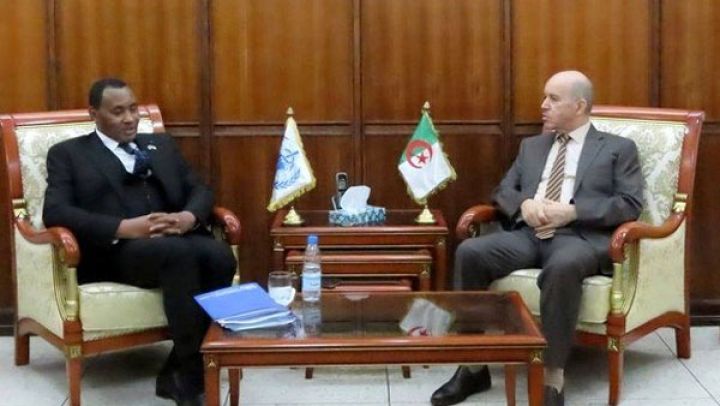 "الجزائر" تنتج 70% من احتياجاتها من الأدوية