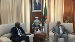 الأمين العام بالنيابة بوزارة الطاقة والمناجم، ميلود مجلد الاثنين-الأمين العام المساعد لوزارة الطاقة التنزانية، أتوماني سي مبوتوكا