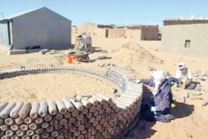 بناء البيوت للاجئين الصحراويين بالقارورات البلاستيكية
