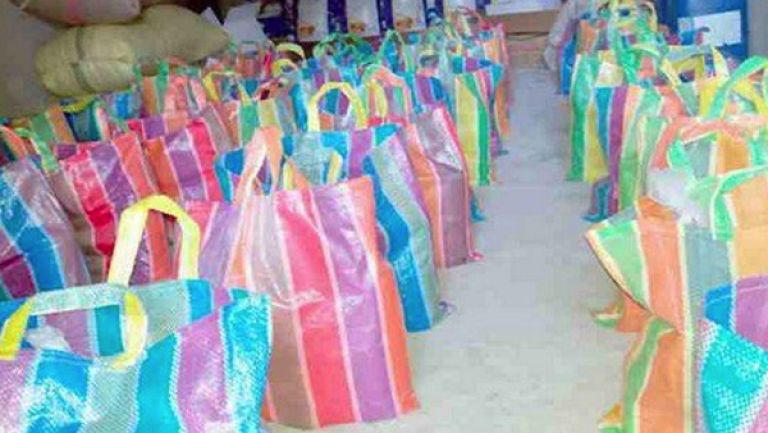 توزيع 200 قفة رمضان وأغلفة مالية على المعوزين