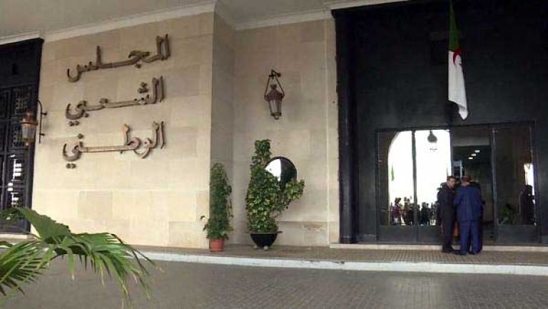مناقشة مشروعي قانوني المحروقات والمالية