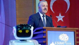 روبوت يقاطع وزيرا تركيا