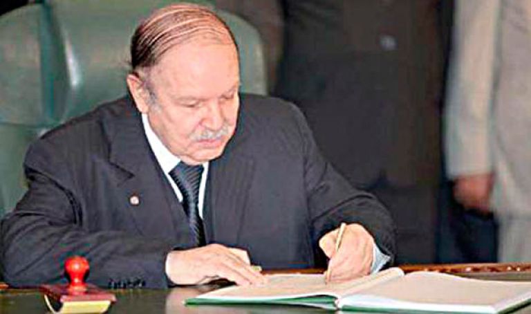 الرئيس بوتفليقة يوقّع على خمسة مراسيم