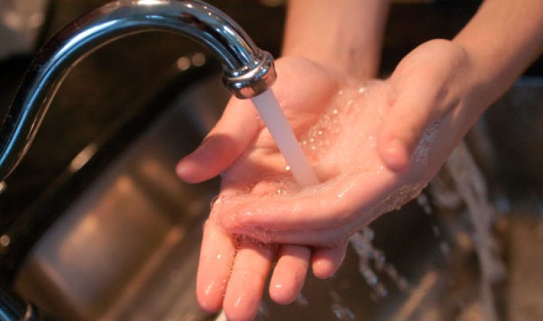 غسل اليدين ضروري، لاسيما خلال  الصيف