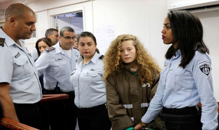 عهد التميمي "تصفع" قاضي المحكمة العسكرية الإسرائيلية