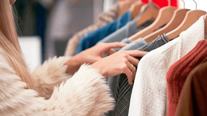 سوق الملابس بين تقلبات المناخ وقلّة الإقبال