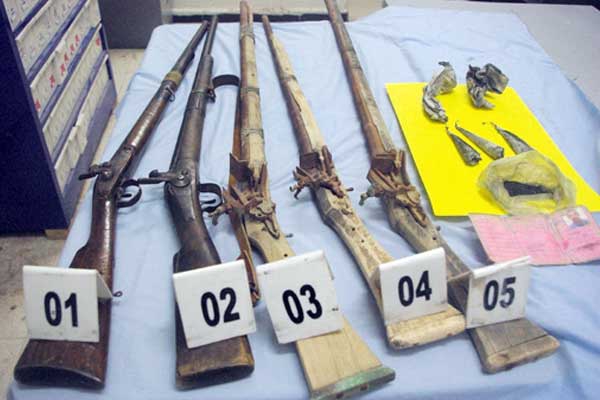 توقيف شخصين وحجز بنادق تقليدية وأسلحة بيضاء بغرداية