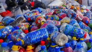 إعادة تدوير السدادات البلاستيكية لإعانة أطفال القمر