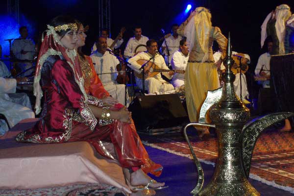 رقصة "الصف" موروث فني ثقافي شعبي يأبى الزوال