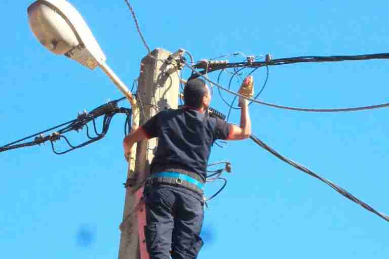 فلاحو زانة البيضاء يطالبون بالكهرباء الريفية