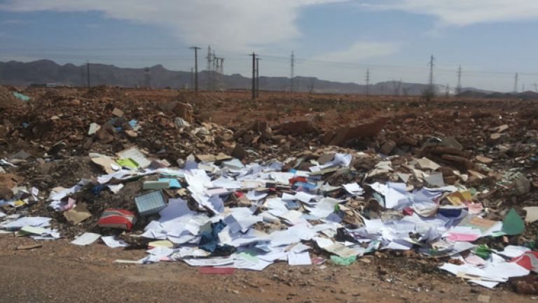 أطنان من الكراريس والكتب في المزابل