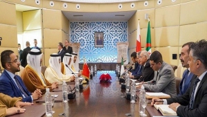 وزير الشؤون الخارجية والجالية الوطنية بالخارج، أحمد عطاف-وزير الشؤون الخارجية البحريني عبد اللطيف بن راشد الزياني