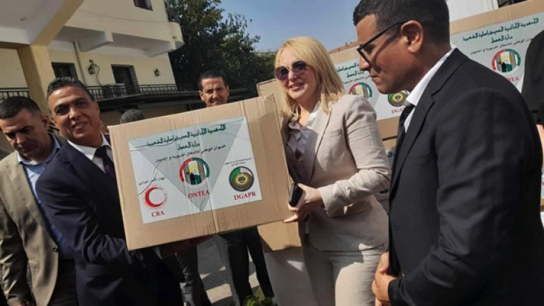 تسليم 15 ألف مئزر للأطفال اليتامى والمعوزين