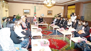 الرئيس بوتفليقة يدعو الجزائريات إلى ثلاثة تحديات