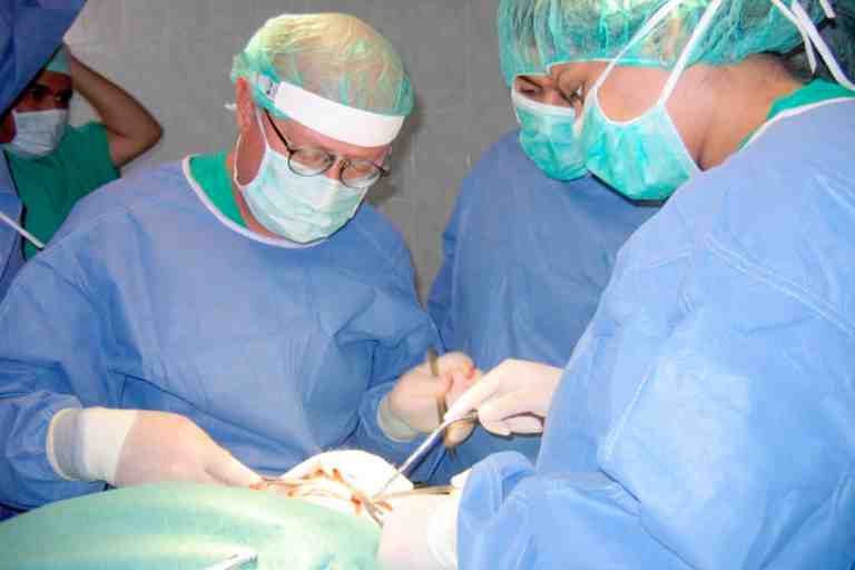 فريق طبي من وهران يجري 42 عملية جراحية ببسكرة