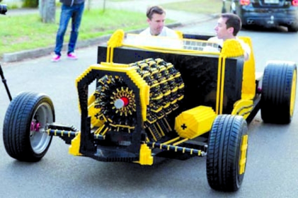 يحققان حلم الطفولة ببناء سيارة حقيقية من الليغو