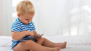 ربط الرضّع بالهواتف الذكية خطر يهدد نموهم الذهني