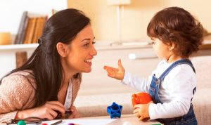 كيف تعلّمين طفلك فن الحوار؟