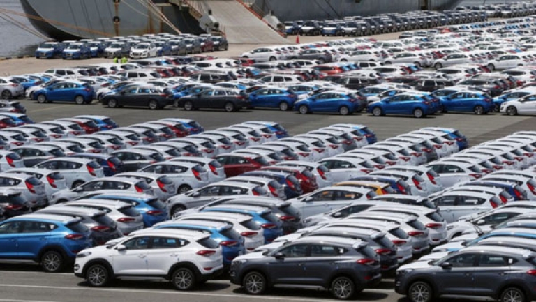 إجراء جديد لتسهيل استيراد السيارات وإنعاش السوق