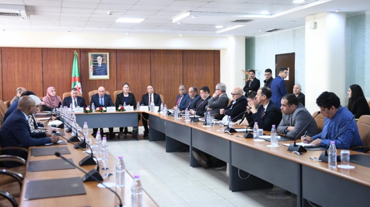 دعم البناء الديمقراطي واحترام إرادة الشعب في اختيار ممثليه