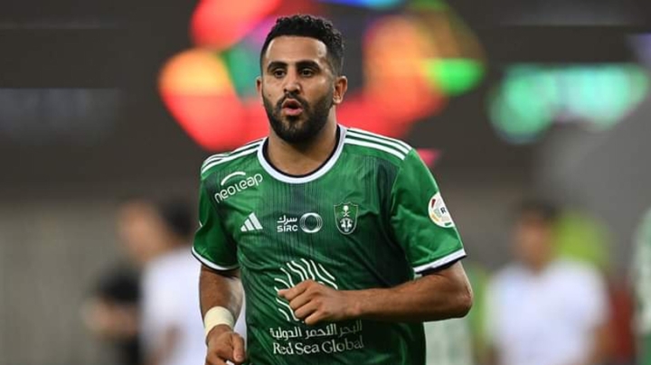 رياض محرز يفضل البقاء مع الأهلي السعودي