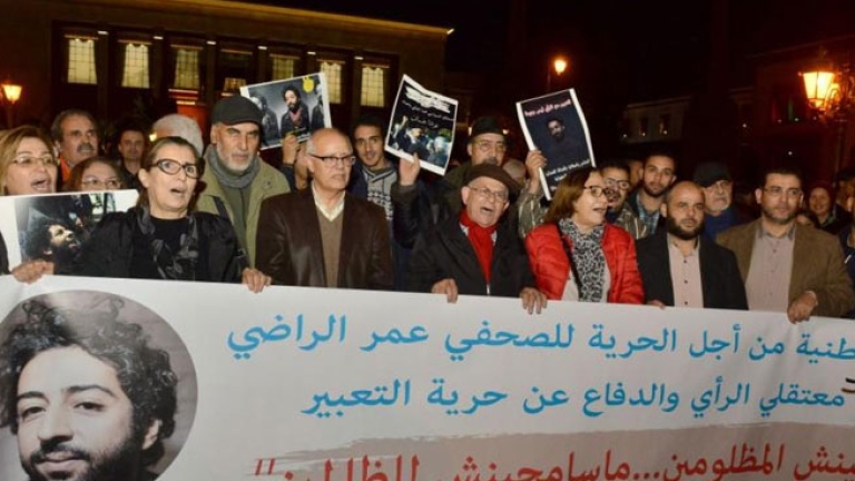 عائلة الصحفي عمر الراضي تندّد بتشديد ظروف اعتقاله