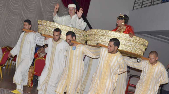 "النقافات".. حارسات التقاليد بلمسة عصرية