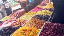الزيتون.. أنواع وأذواق وألوان تأسر الصائمين