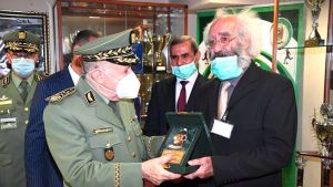 السيد الفريق السعيد شنقريحة، رئيس أركان الجيش الوطني الشعبي- السيد محمد معوش عضو مؤسسة قدامى لاعبي فريق جبهة التحرير الوطني لكرة القدم