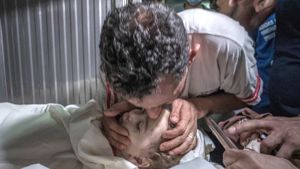 استشهاد 42 فلسطينيا في غارة استهدفت مسكن رئيس حركة "حماس"