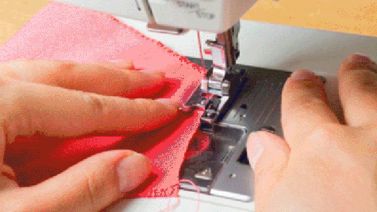 توزيع 12 آلة خياطة على النساء