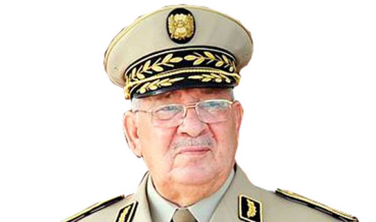 الفريق قايد صالح يرأس مراسم تقليد الرتب وإسداء الأوسمة