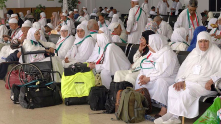 الرئيس تبون يمنح 2000 دفتر حج للمسنّين