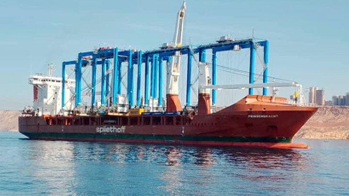 5 آليات جديدة للرفع والتفريغ بميناء وهران