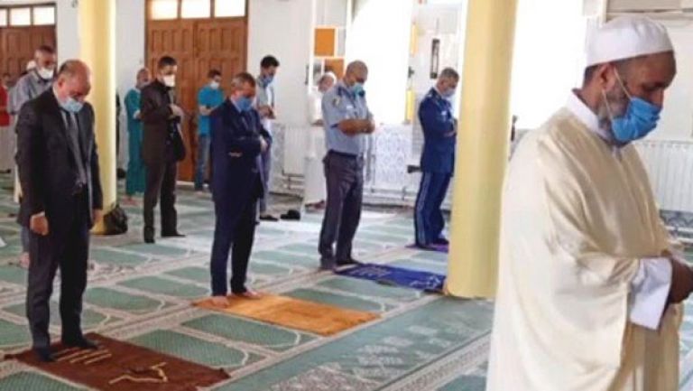 فرحة.. التزام وتسابق نحو المساجد
