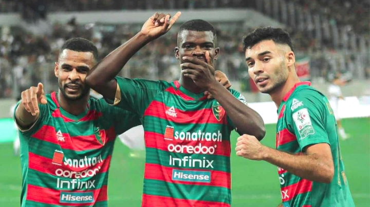 مولودية الجزائر تستعيد الريادة و &quot;الكناري&quot; يتعثر في قسنطينة