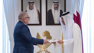 رئيس مجلس الوزراء ووزير الخارجية بدولة قطر، الشيخ محمد بن عبدالرحمن بن جاسم آل ثاني - الأمين العام لوزارة الشؤون الخارجية والجالية الوطنية بالخارج، لوناس مقرمان