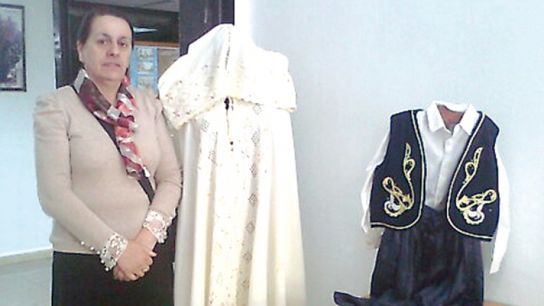 المشرف على المعارض همزة وصل بين المركز والتعلم