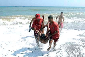 البحر يلفظ جثة غريق