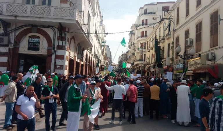 القسنطينيون يواصلون الحراك في الجمعة 13