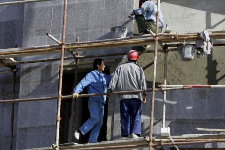 الشركات المتعاقدة تغلق مداخل قاعدة الحياة