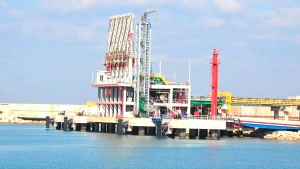 ناقلة للغاز الطبيعي المسال ترسو بالميناء النفطي الجديد