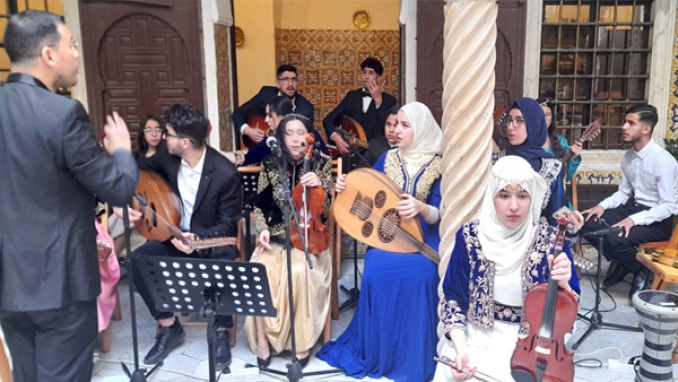 صور ونحاسيات وديكور في حضرة موسيقية أندلسية