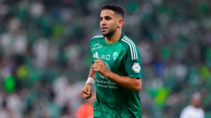رياض محرز يؤكد بقاءه مع الأهلي السعودي