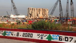 اللبنانيون يحيون الذكرى الأولى لانفجار مرفأ بيروت